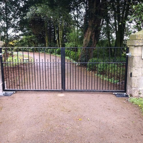 steel_swing_gates_domestic_hiscock_ball_cap_dog_bars-500x500